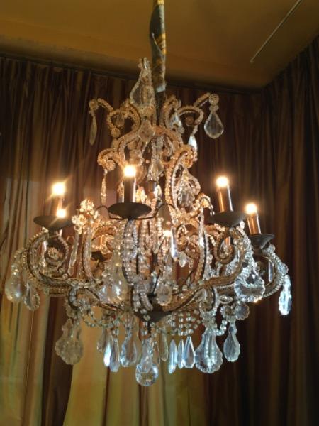 Lustre XIX ème à 8 lumières ( provenance château du Gers ) en verre et cristal réélectrifié 