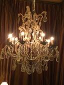 Lustre XIX ème à 8 lumières ( provenance château du Gers ) en verre et cristal réélectrifié