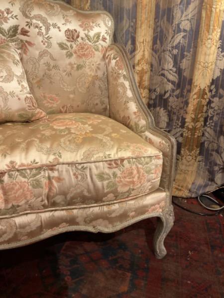 Marquise d’époque XVIII ème peinte ( sud de la France )recouverte de soie