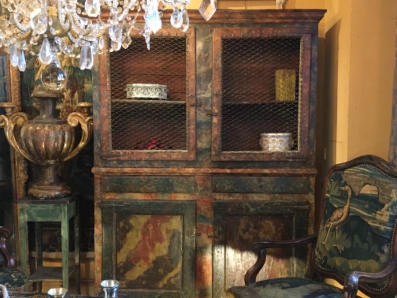 Meuble grillagé espagnol avec une peinture faux-marbre d’époque formant un deux-corps et ouvrant sur 4 portes et 2 tiroirs