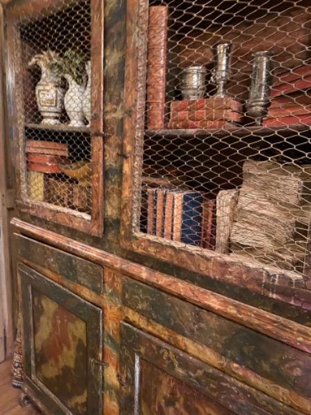 Meuble grillagé espagnol avec une peinture faux-marbre d’époque formant un deux-corps et ouvrant sur 4 portes et 2 tiroirs