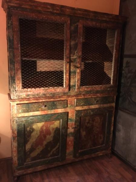 Meuble grillagé espagnol avec une peinture faux-marbre d’époque formant un deux-corps et ouvrant sur 4 portes et 2 tiroirs
