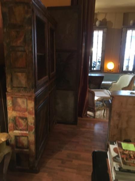 Meuble grillagé espagnol avec une peinture faux-marbre d’époque formant un deux-corps et ouvrant sur 4 portes et 2 tiroirs