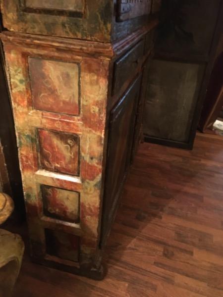 Meuble grillagé espagnol avec une peinture faux-marbre d’époque formant un deux-corps et ouvrant sur 4 portes et 2 tiroirs