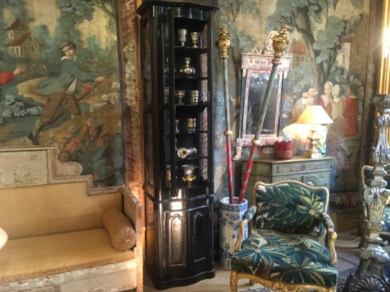 Meuble vitrine d’entre-deux galbé laqué noir XVIII ème 