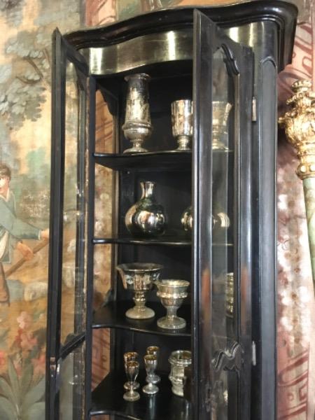 Meuble vitrine d’entre-deux galbé laqué noir XVIII ème 