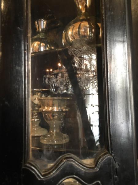 Meuble vitrine d’entre-deux galbé laqué noir XVIII ème 