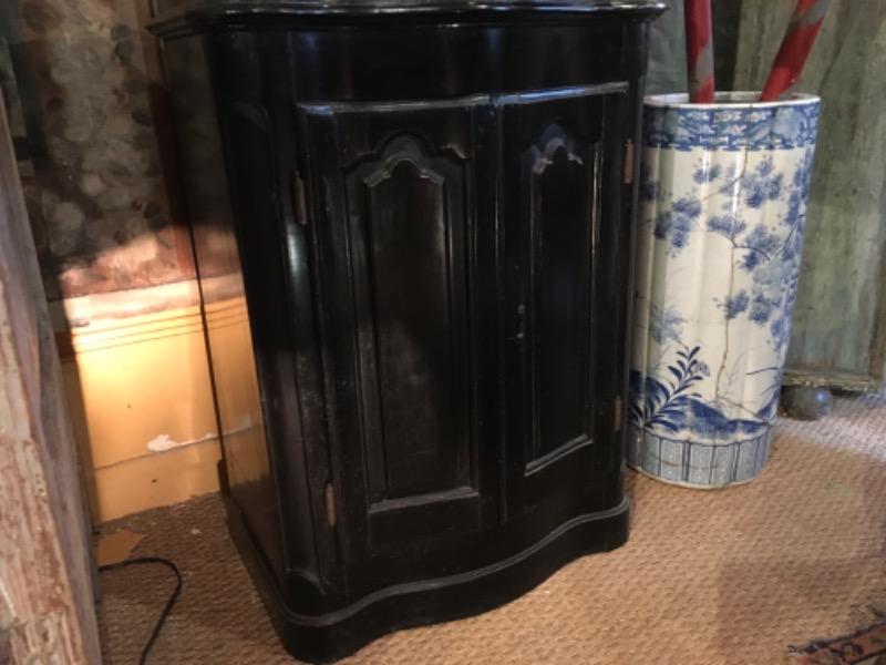 Meuble vitrine d’entre-deux galbé laqué noir XVIII ème 