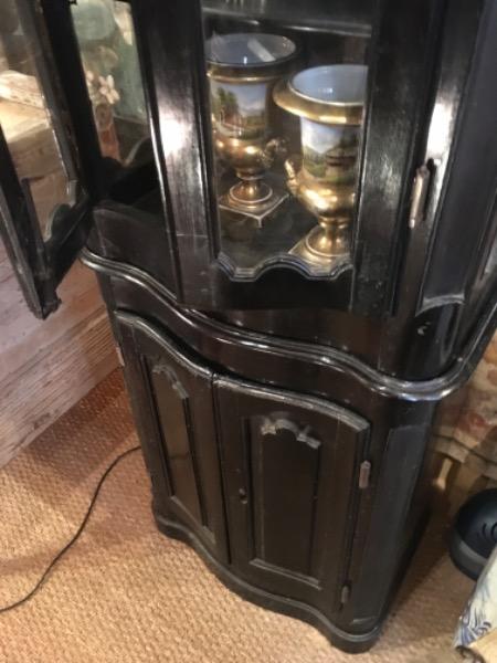 Meuble vitrine d’entre-deux galbé laqué noir XVIII ème 
