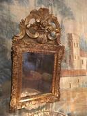Miroir à fronton d’époque régence en bois sculpté et doré 