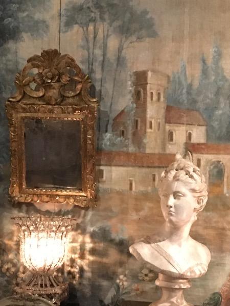 Miroir à fronton d’époque régence en bois sculpté et doré 