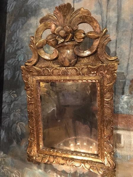 Miroir à fronton d’époque régence en bois sculpté et doré 
