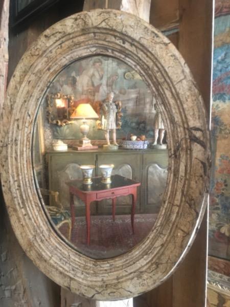 Miroir ovale avec un cadre italien en bois faux-marbre