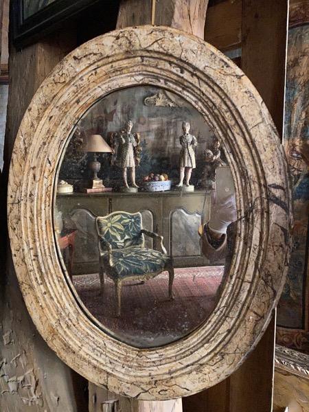 Miroir ovale avec un cadre italien en bois faux-marbre