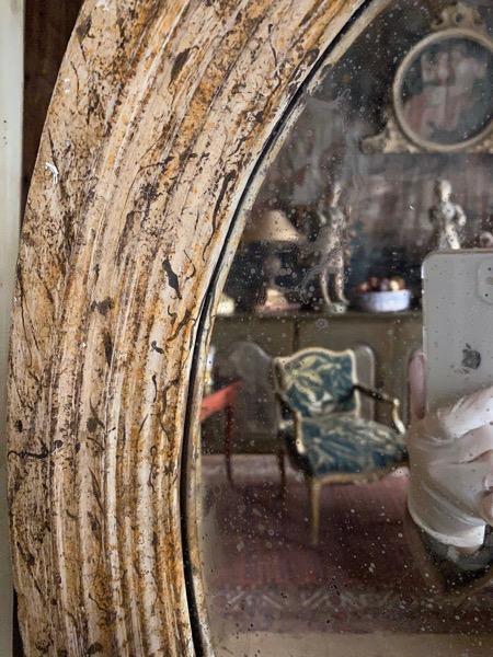 Miroir ovale avec un cadre italien en bois faux-marbre