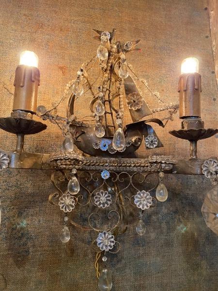 Paire d’appliques à 2 bras de lumière  ( proviennent d’un restaurant napolitain) réélectrifiées ). En forme de navire métal et verre 