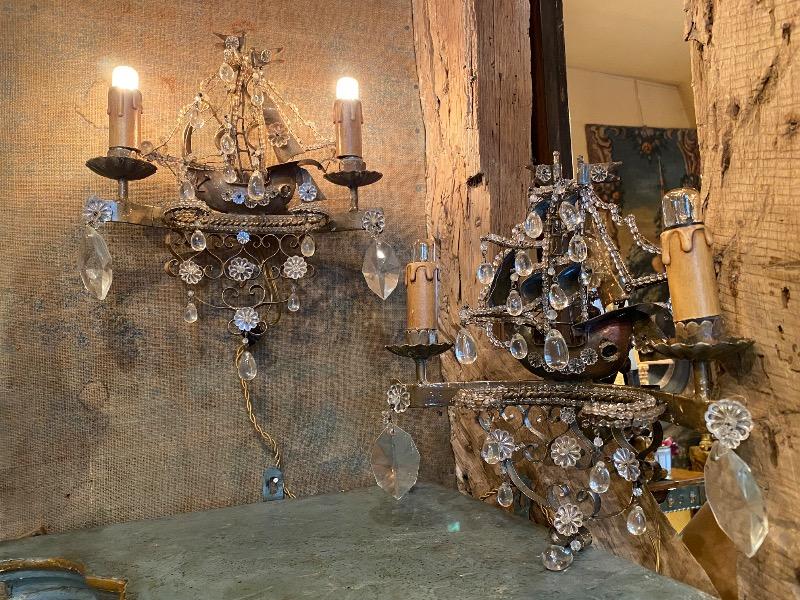 Paire d’appliques à 2 bras de lumière  ( proviennent d’un restaurant napolitain) réélectrifiées ). En forme de navire métal et verre 