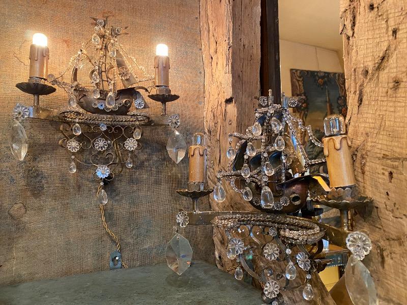 Paire d’appliques à 2 bras de lumière  ( proviennent d’un restaurant napolitain) réélectrifiées ). En forme de navire métal et verre 