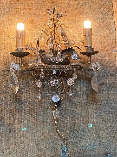Paire d’appliques à 2 bras de lumière  ( proviennent d’un restaurant napolitain) réélectrifiées ). En forme de navire métal et verre 