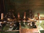 Paire d’appliques réélectrifiées en métal et verre en forme de navire à 2 bras de lumières