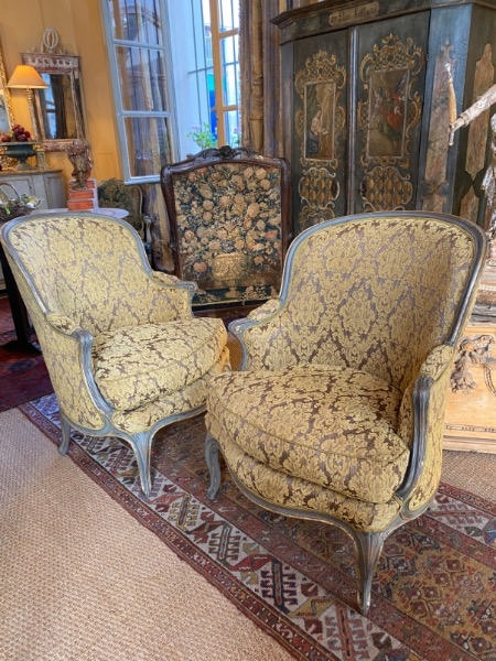 Paire de bergères de forme gondole époque XVIII ème tissus Rubelli