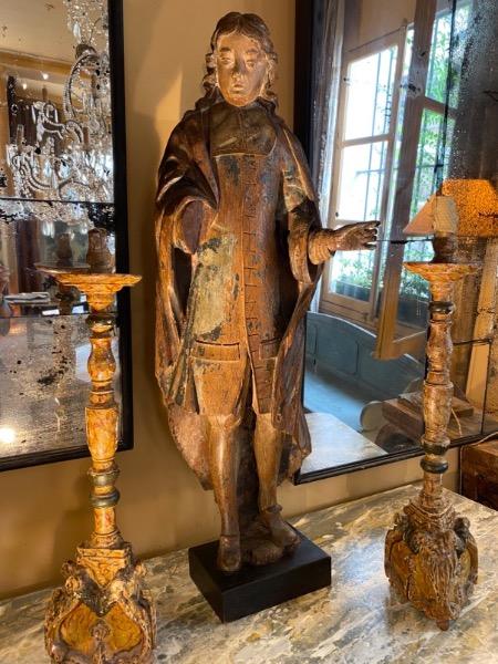 Paire de bougeoirs en bois sculpté polychrome XVIII 