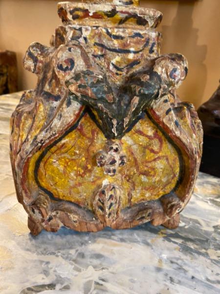 Paire de bougeoirs en bois sculpté polychrome XVIII 