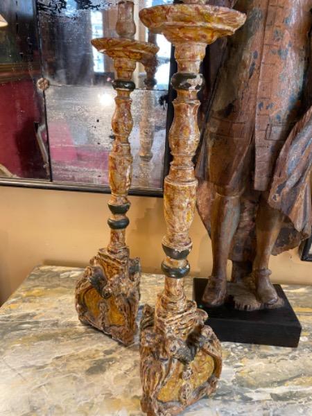 Paire de bougeoirs en bois sculpté polychrome XVIII 