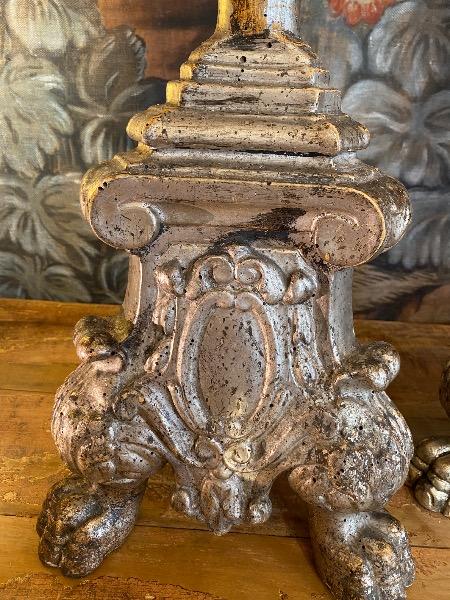Paire de candélabres en bois sculpté et argenté ( Italie 18 ème )