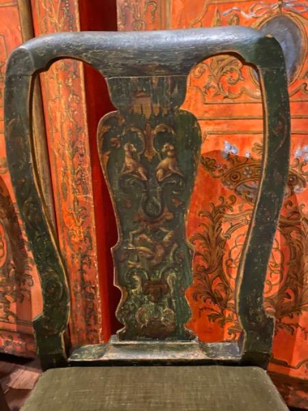 Paire de chaises italiennes 18 ème peintes à châssis à décor de rinceaux et d’animaux