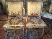Paire de chaises italiennes XVIII ème recouvertes de soie