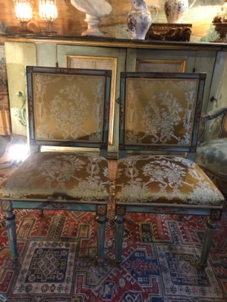 Paire de chaises italiennes XVIII ème recouvertes de soie