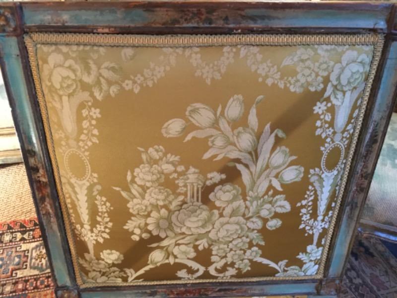 Paire de chaises italiennes XVIII ème recouvertes de soie