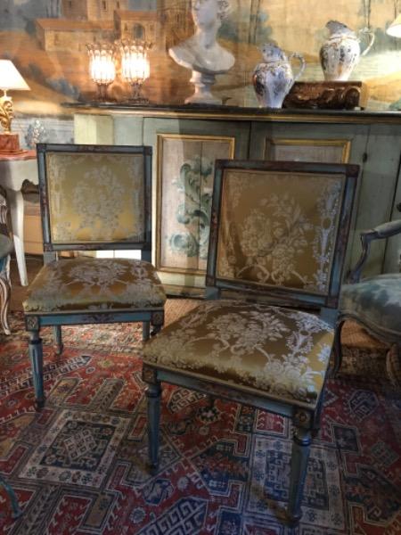 Paire de chaises italiennes XVIII ème recouvertes de soie