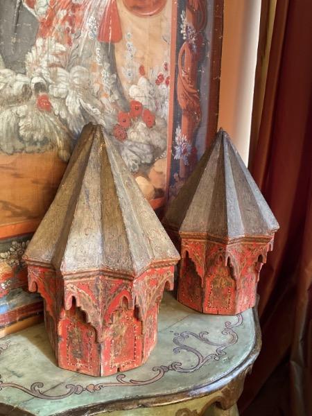 Paire de chapiteaux marocains en bois polychrome fin XIX ème