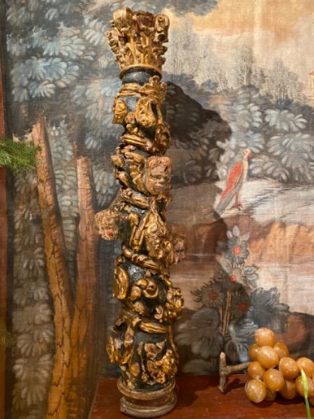 Paire de colonnes XVII ème en bois sculpté polychrome 