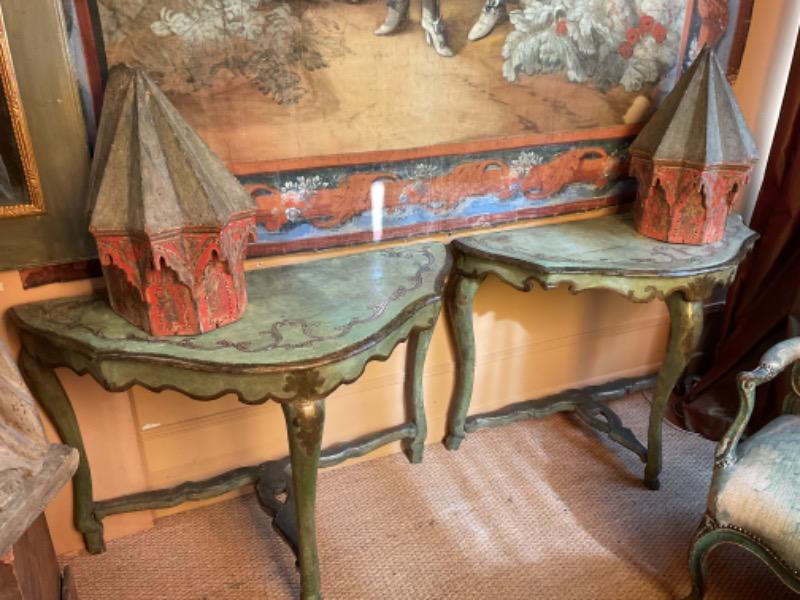 Paire de consoles italiennes XVIII ème en bois laqué pouvant se vendre séparément 