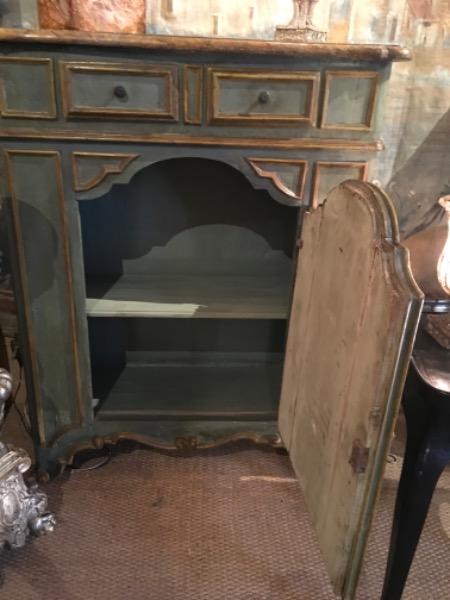 Paire de crédences italiennes XVIII ème ( paysage champêtre en décor sur les portes )