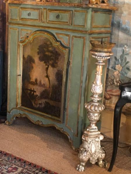 Paire de crédences italiennes XVIII ème ( paysage champêtre en décor sur les portes )