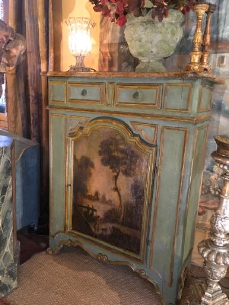 Paire de crédences italiennes XVIII ème ( paysage champêtre en décor sur les portes )