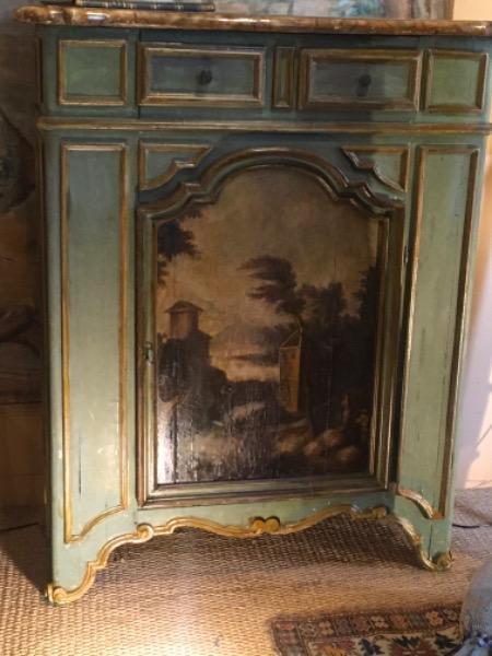 Paire de crédences italiennes XVIII ème ( paysage champêtre en décor sur les portes )