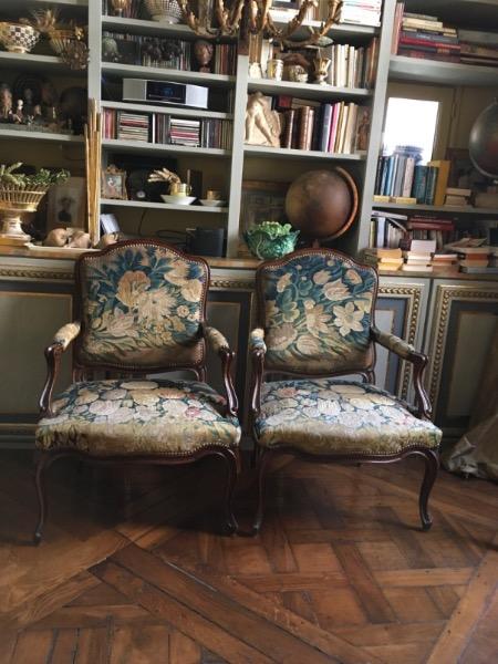 Paire de fauteuils en bois naturel début XX ème avec une  tapisserie 18 èm