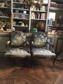 Paire de fauteuils en bois naturel début XX ème avec une  tapisserie 18 èm