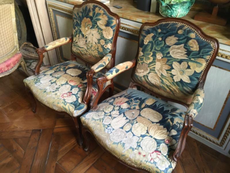 Paire de fauteuils en bois naturel début XX ème avec une  tapisserie 18 èm