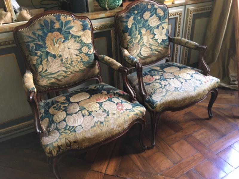 Paire de fauteuils en bois naturel début XX ème avec une  tapisserie 18 èm