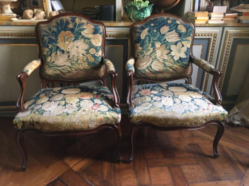 Paire de fauteuils en bois naturel début XX ème avec une  tapisserie 18 èm