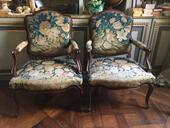 Paire de fauteuils en bois naturel début XX ème avec une  tapisserie 18 èm