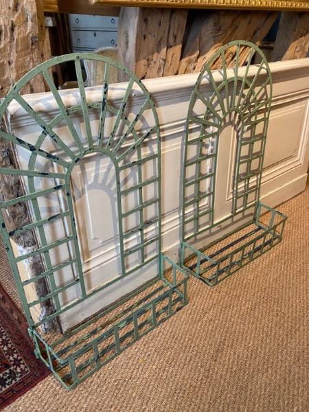Paire de jardinières en métal surmontées d’un portique XX ème