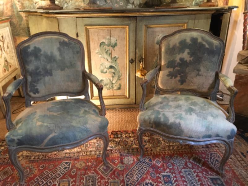 Paire de larges fauteuils d’époque Louis XV ( sud de la France ) 