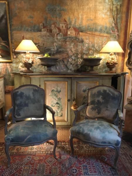 Paire de larges fauteuils d’époque Louis XV ( sud de la France ) 
